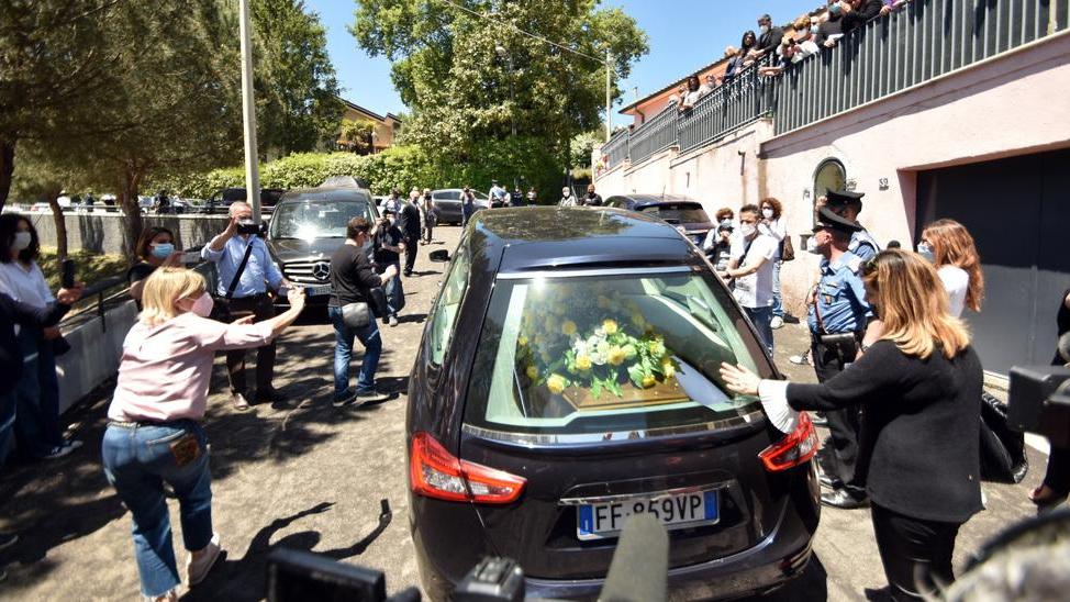 «Hai solo cambiato stanza» Addio a Battiato tra pochi intimi