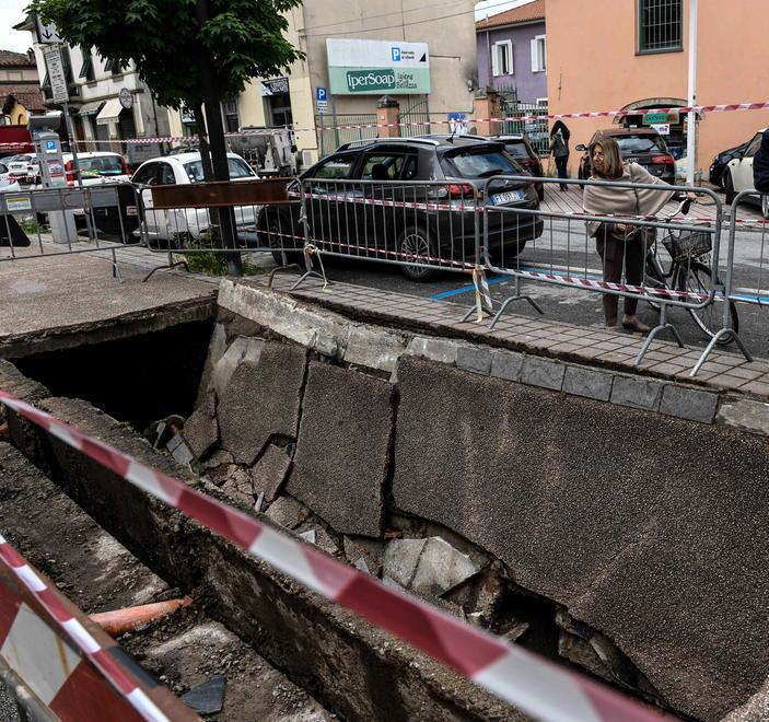 Pista ciclabile, nuovo crollo È accaduto davanti alla chiesa