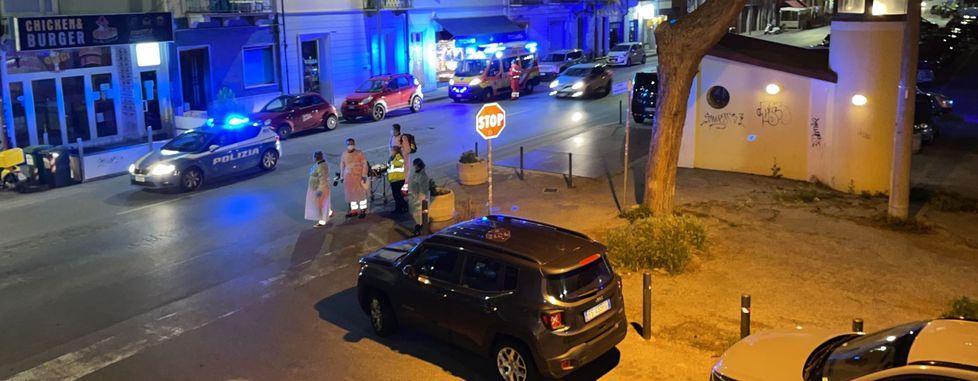 Minaccia di uccidersi con la bottiglia rotta in mano