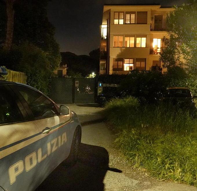 Anziano trovato ferito alla testa in un condominio di via Udine