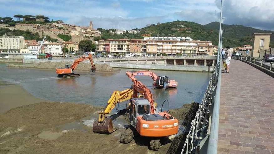 Insabbiamento del porto L’escavazione è partita