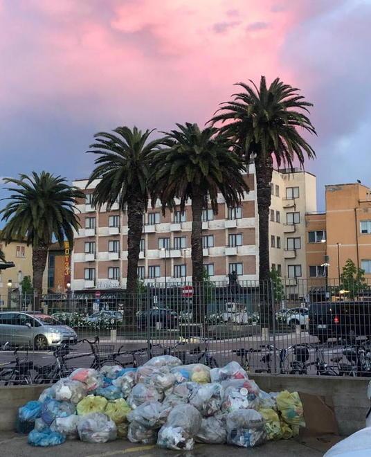 Rifiuti alla stazione Cassonetti in arrivo 