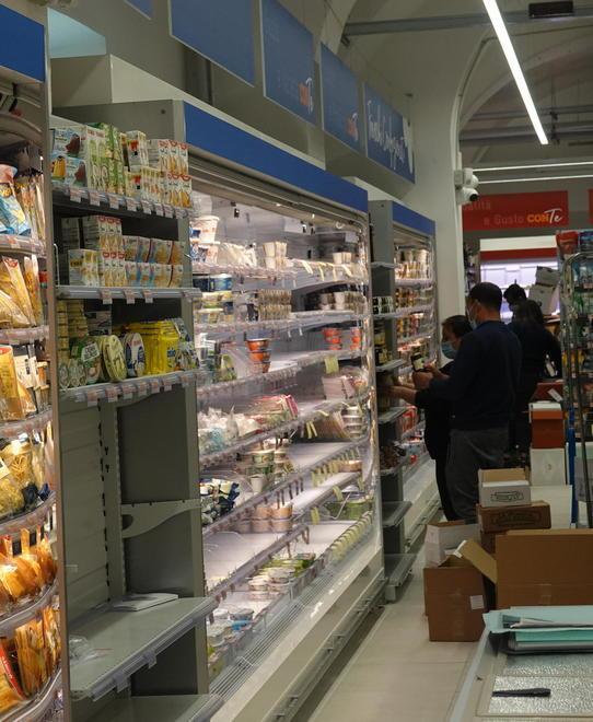 Supermercato apre le porte Una borraccia per i clienti