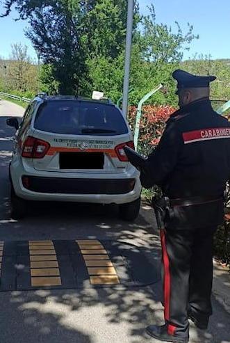 Tampona l’auto dei volontari e si dà alla fuga: denunciata