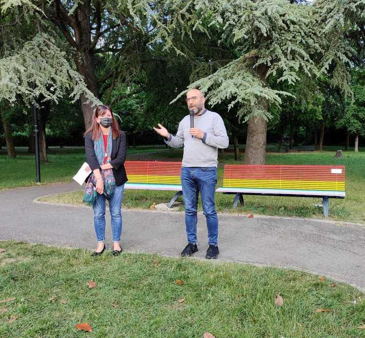 Insieme a pulire le panchine contro vandali e omofobia 