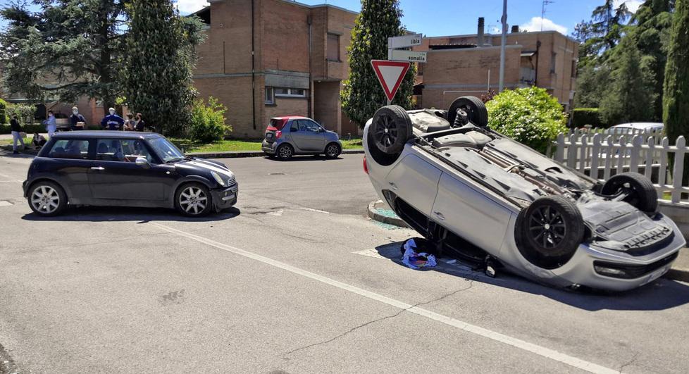 Auto cappottata nello scontro