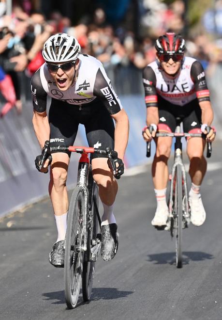 Schmid, fuga e volata: trionfo a Montalcino Bernal sempre in rosa 
