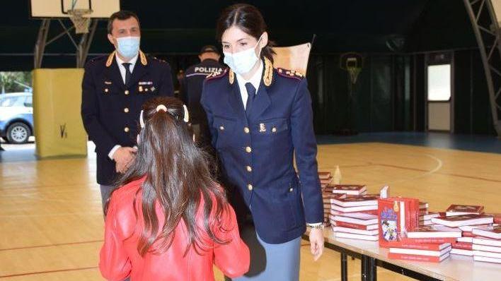 La polizia dona il Diario della legalità