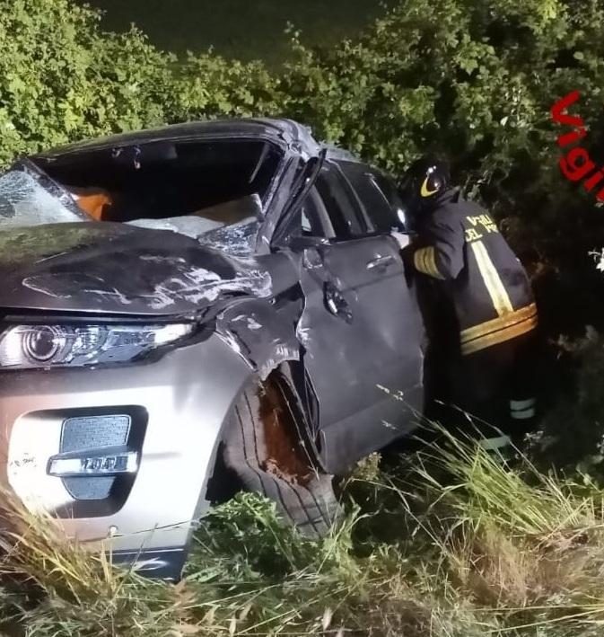 Salta la rotonda e vola fuori strada autista del Suv liberato dai vigili del fuoco