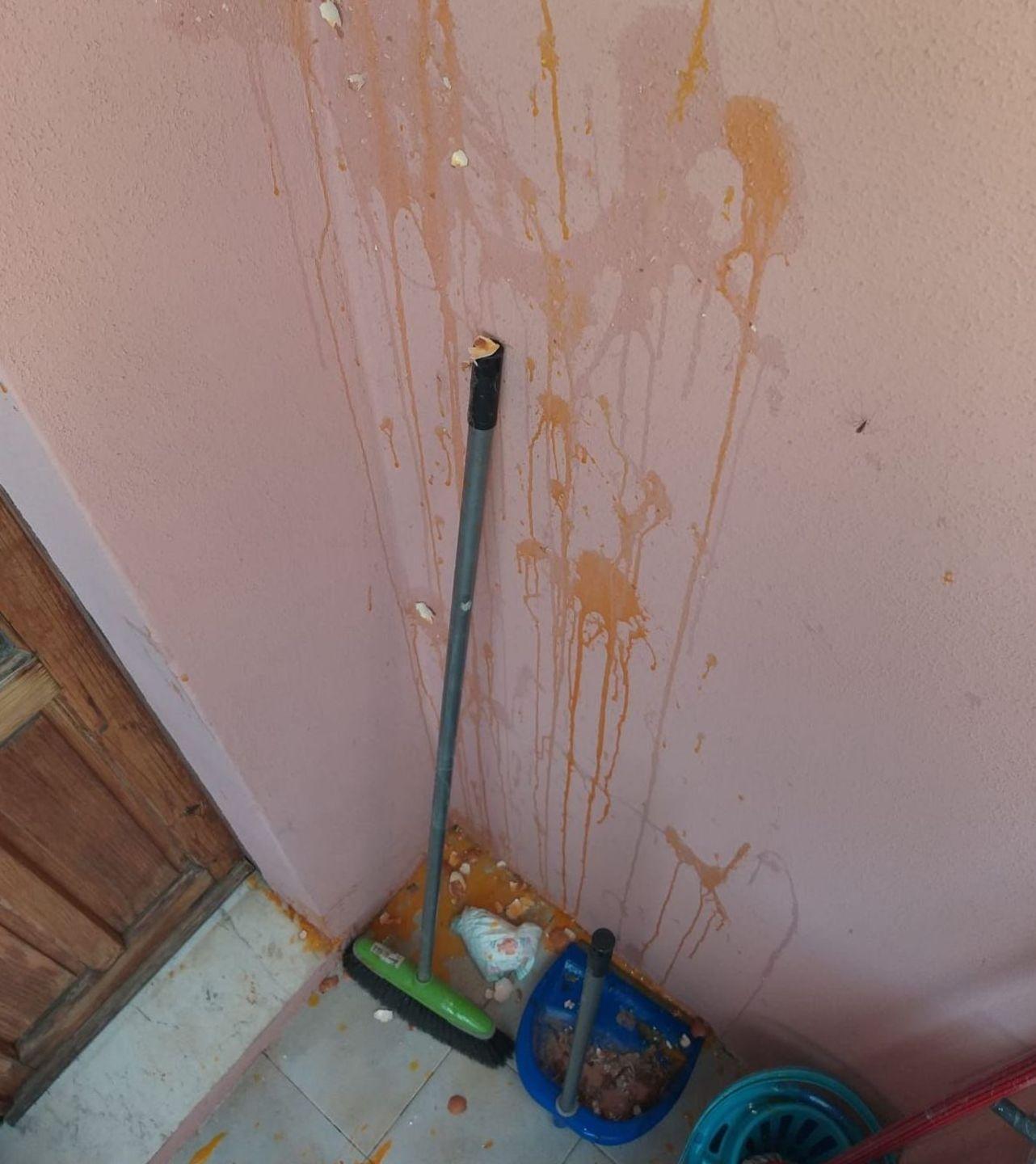 I bulletti di “piazza nuova” lancio di uova su una casa 