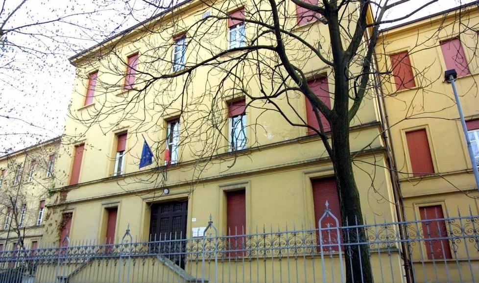Modena No-mask, altro blitz davanti a scuola Offese e botte con un professore 