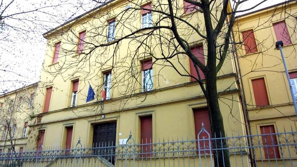 Modena No-mask, altro blitz davanti a scuola Offese e botte con un professore