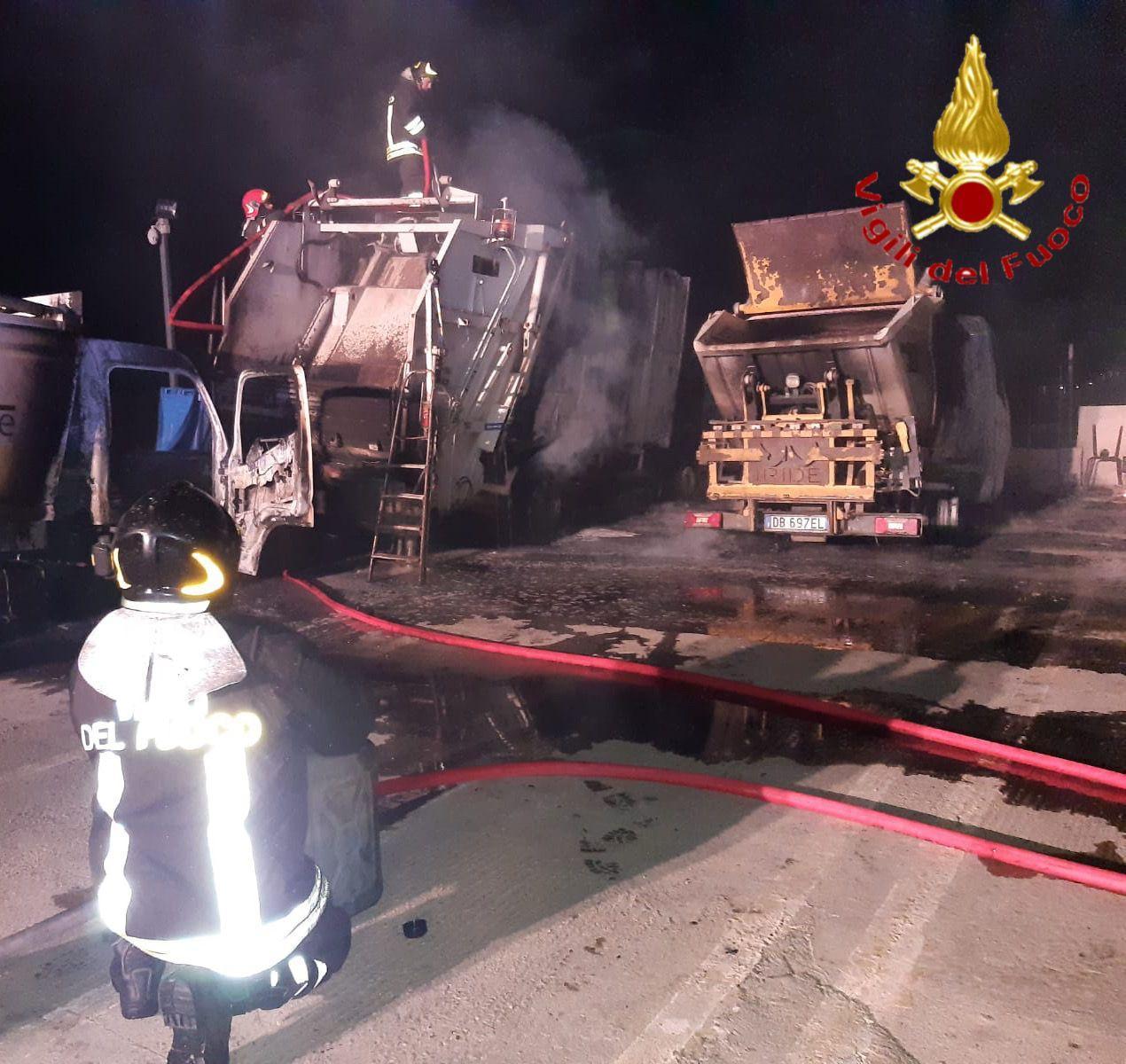 Attentato incendiario a Tertenia, distrutti 5 compattatori dei rifiuti