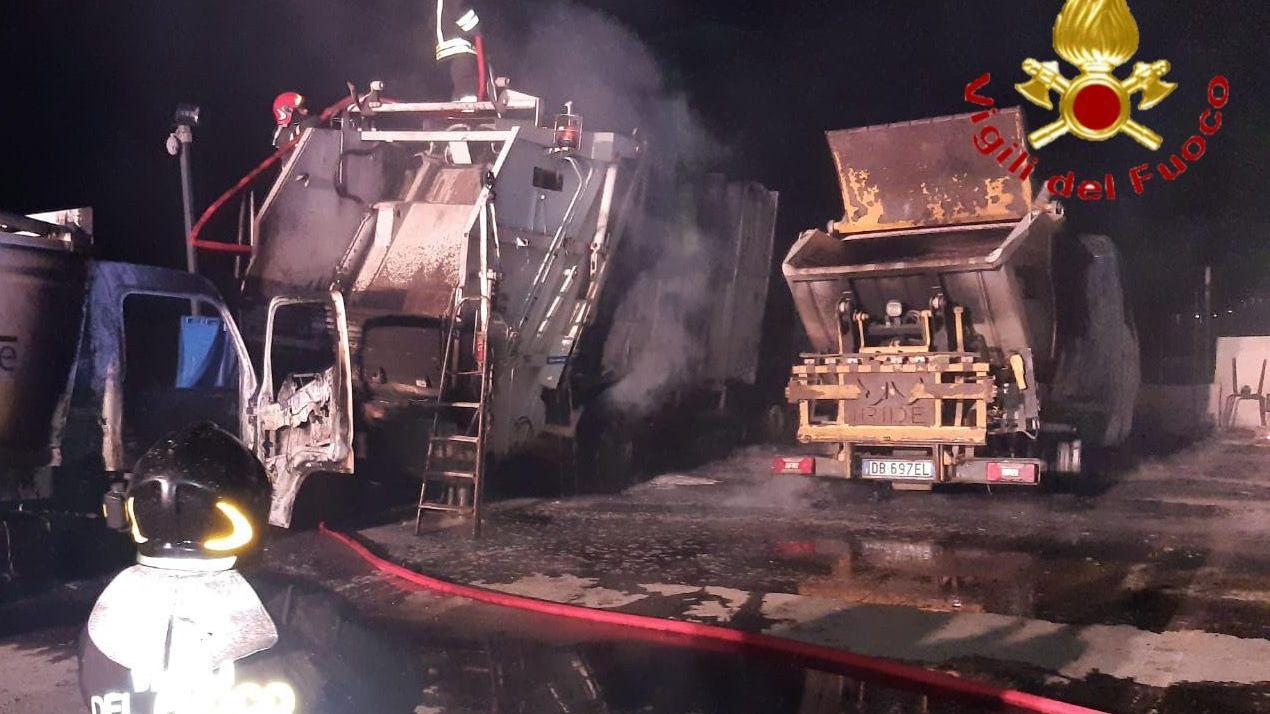 Attentato incendiario a Tertenia, distrutti 5 compattatori dei rifiuti