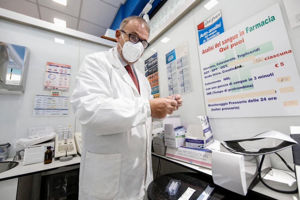 Ci si vaccinerà in farmacia, c'è l'accordo: il piano per stabilire tempi e modalità di prenotazione    
