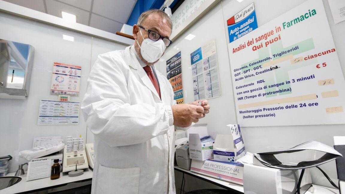 Ci si vaccinerà in farmacia, c'è l'accordo: il piano per stabilire tempi e modalità di prenotazione