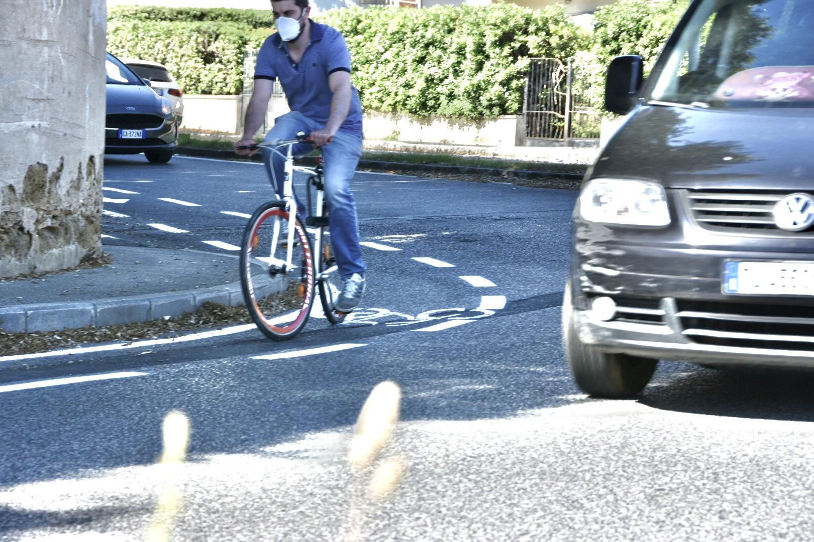 Corsie ciclabili a Livorno critiche e proteste in consiglio comunale: «Così i ciclisti rischiano molto» 