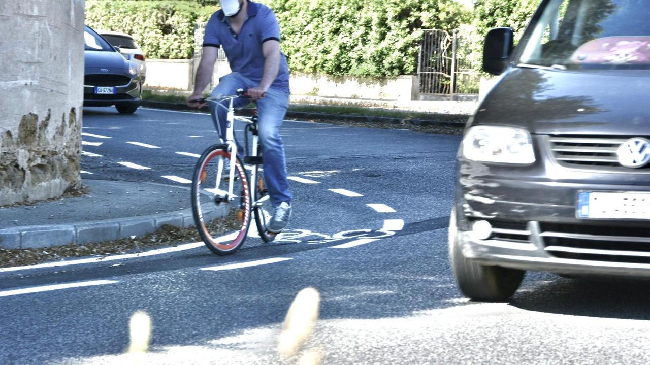 Corsie ciclabili a Livorno critiche e proteste in consiglio comunale: «Così i ciclisti rischiano molto»