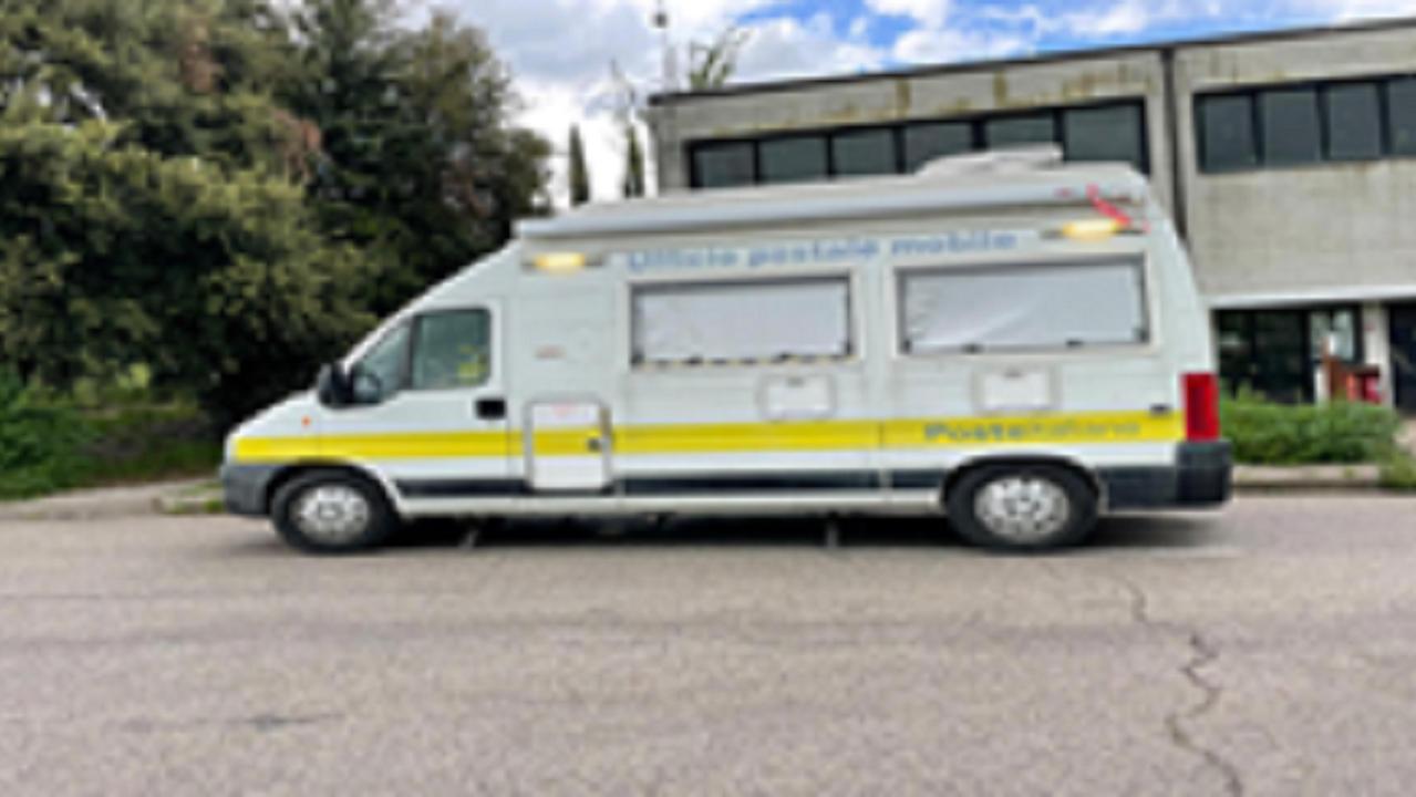 In un paese della Maremma da sei anni un camper sostituisce l’ufficio delle Poste