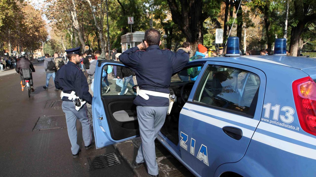 Poliziotti al lavoro (foto d'archivio)