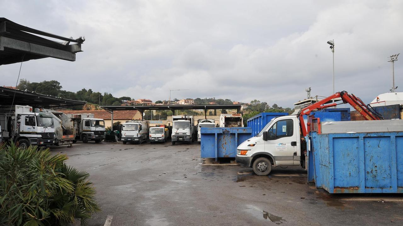 Il deposito per i rifiuti di Esa in via Manganaro a Portoferraio