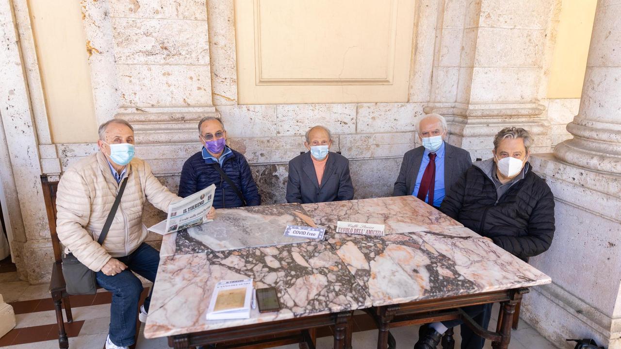 Cinque pensionati al famoso “Tavolo dell’amicizia” al Caffè storico del Tettuccio, dove leggono il giornale e discutono dei problemi della città e del mondo (Foto Nucci)