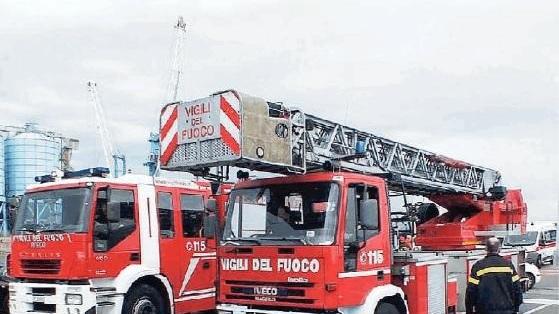 Vigili del fuoco al porto (foto Paolo Barlettani)