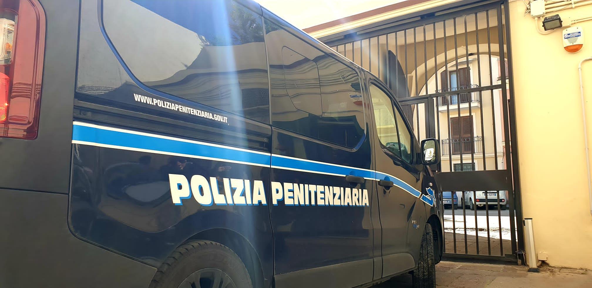 Alghero, il cappellano del carcere finisce ai domiciliari: portò un cellulare a un detenuto 