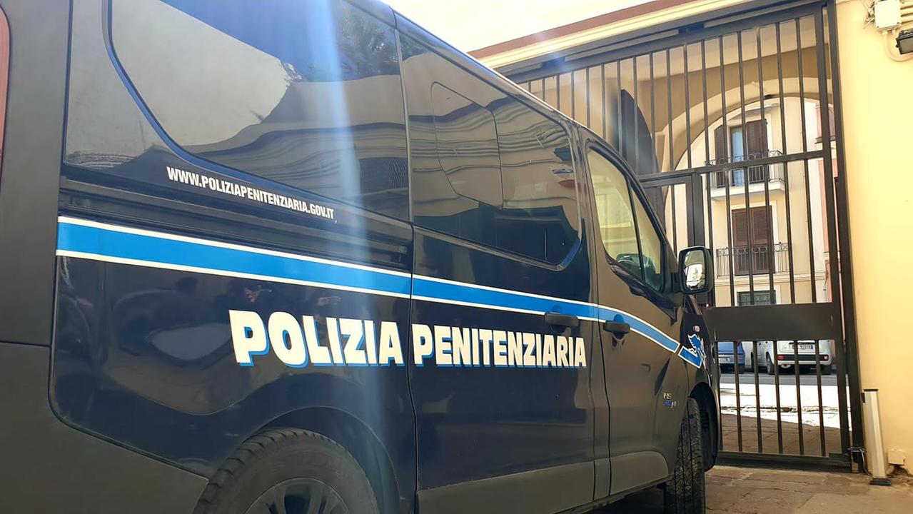Alghero, il cappellano del carcere finisce ai domiciliari: portò un cellulare a un detenuto