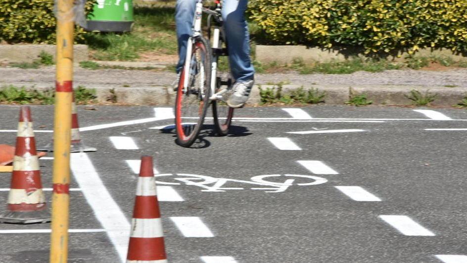 Dossi, imbuti in curva e auto troppo vicine: ecco il percorso a ostacoli sulle nuove corsie ciclabili a Livorno