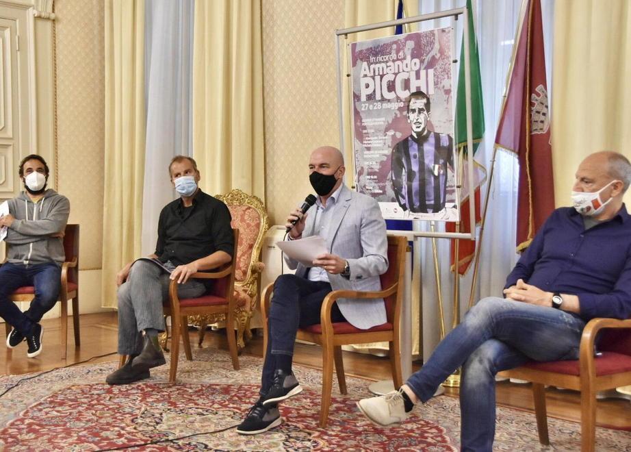 Due giorni per Armando Picchi a 50 anni dalla morte: «Nella storia di Livorno come Modì e Mascagni» 