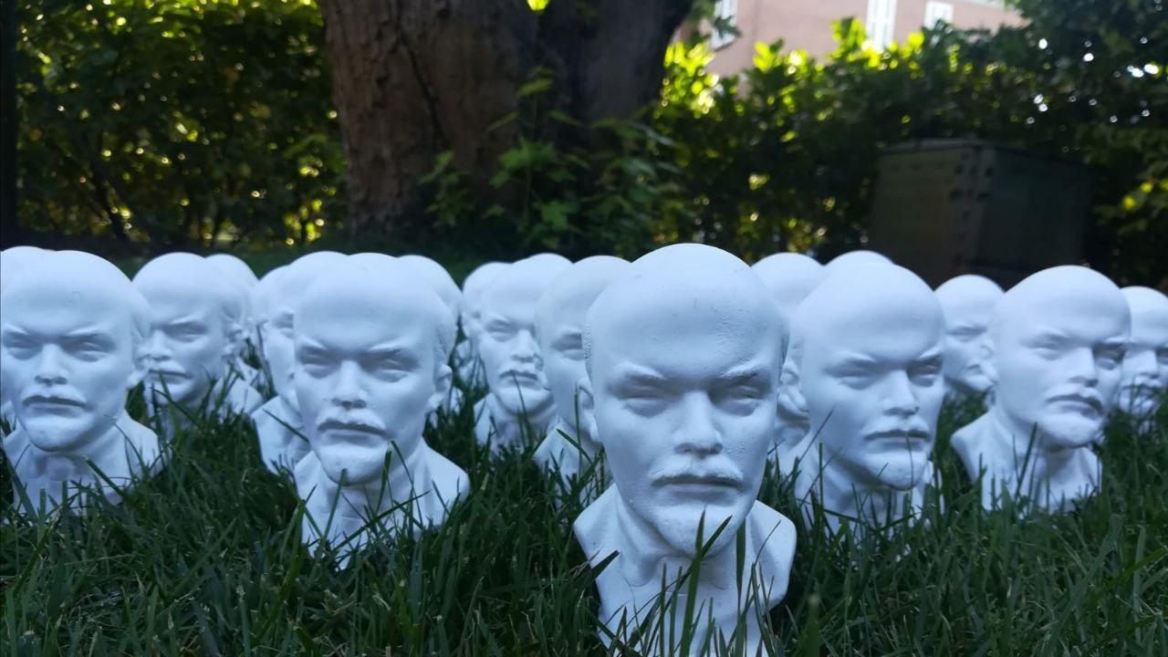 I bustini in gesso di Lenin fatti realizzare dal collettivo Rosso#17