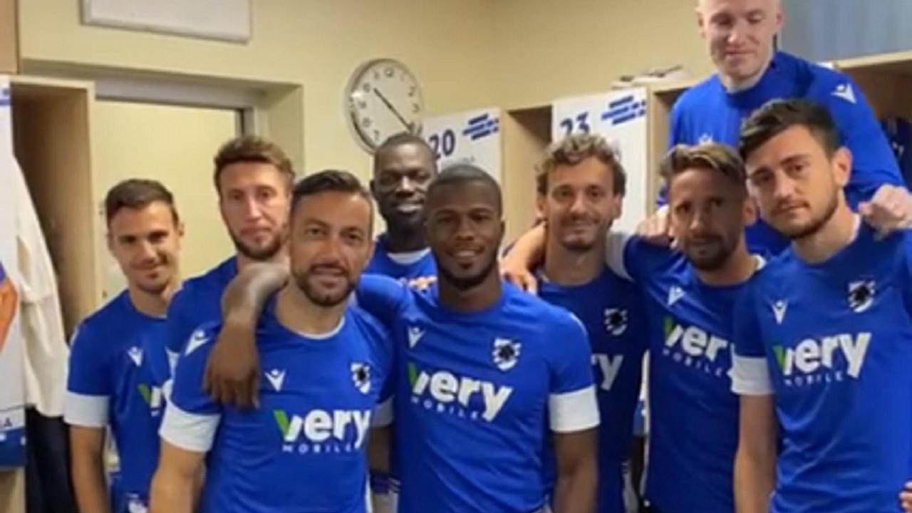 I giocatori della Sampdoria mentre danno coraggio a Christian Volpi