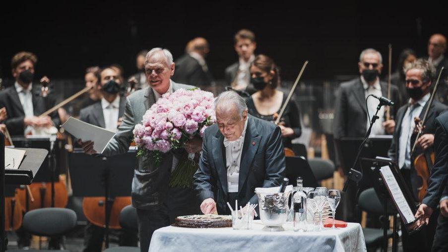 Mehta, 85 anni di una leggenda Il coro d’auguri della platea
