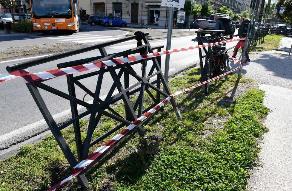 Cancelli sradicati e divelti dai vandali