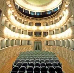 Al teatro dei Vigilianti si restaura il sipario Poi toccherà alle facciate