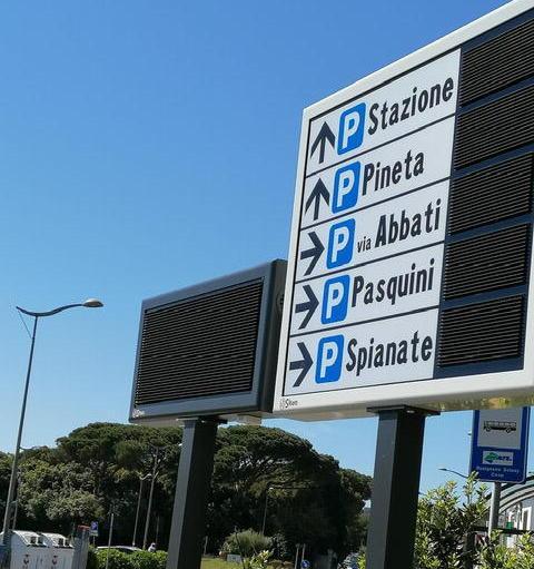 Pannelli elettronici per trovare parcheggio durante l’estate 