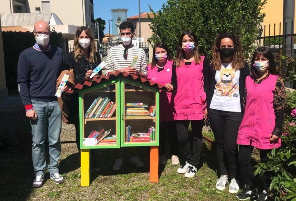 Biblioteca in giardino per scambiarsi i libri alla scuola Santa Lucia