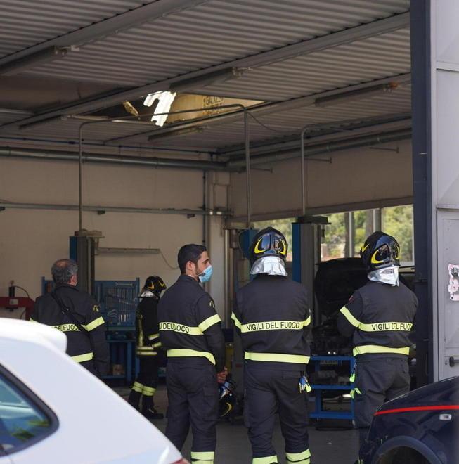 Incidente sul lavoro in un’autofficina, padre e figlio operai cadono da 5 metri 