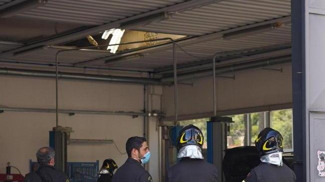 Incidente sul lavoro in un’autofficina, padre e figlio operai cadono da 5 metri