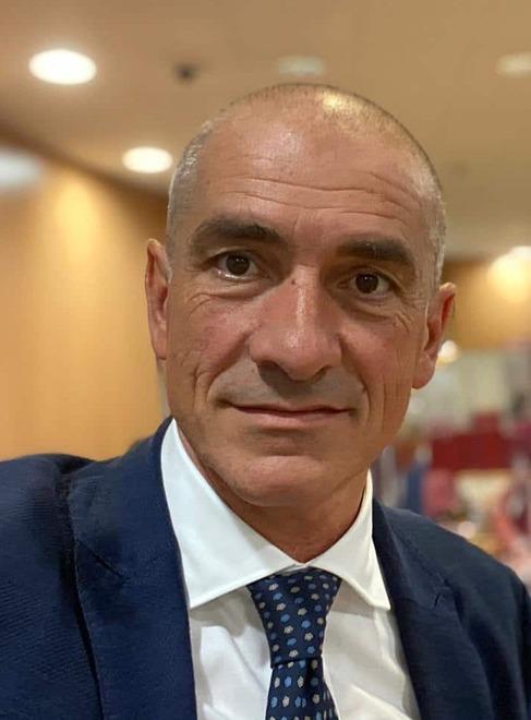 Calano i decessi, per ora restano le mascherine 