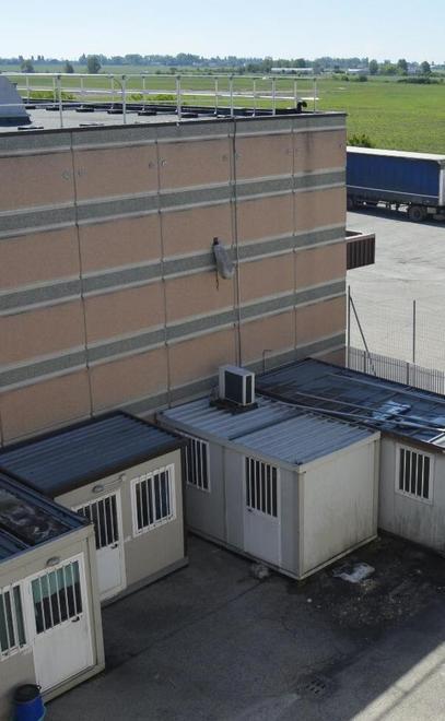 Banda di ladri acrobati svaligia il magazzino Razzia di telefoni e tablet 