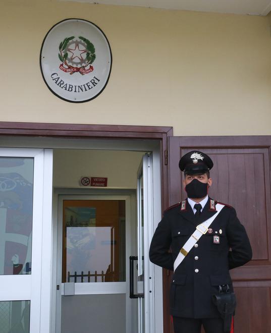 Palpeggia un bambino a scuola Arrestato un uomo di 70 anni 