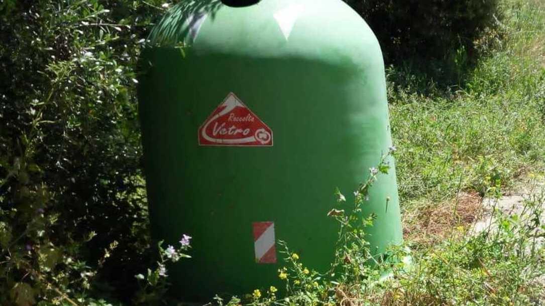 La campana del vetro ritorna a posto