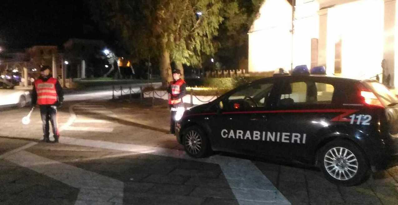 Fa a pezzi la casa e fugge con la droga 