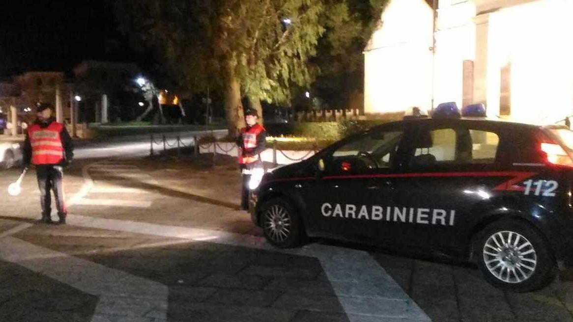 Fa a pezzi la casa e fugge con la droga