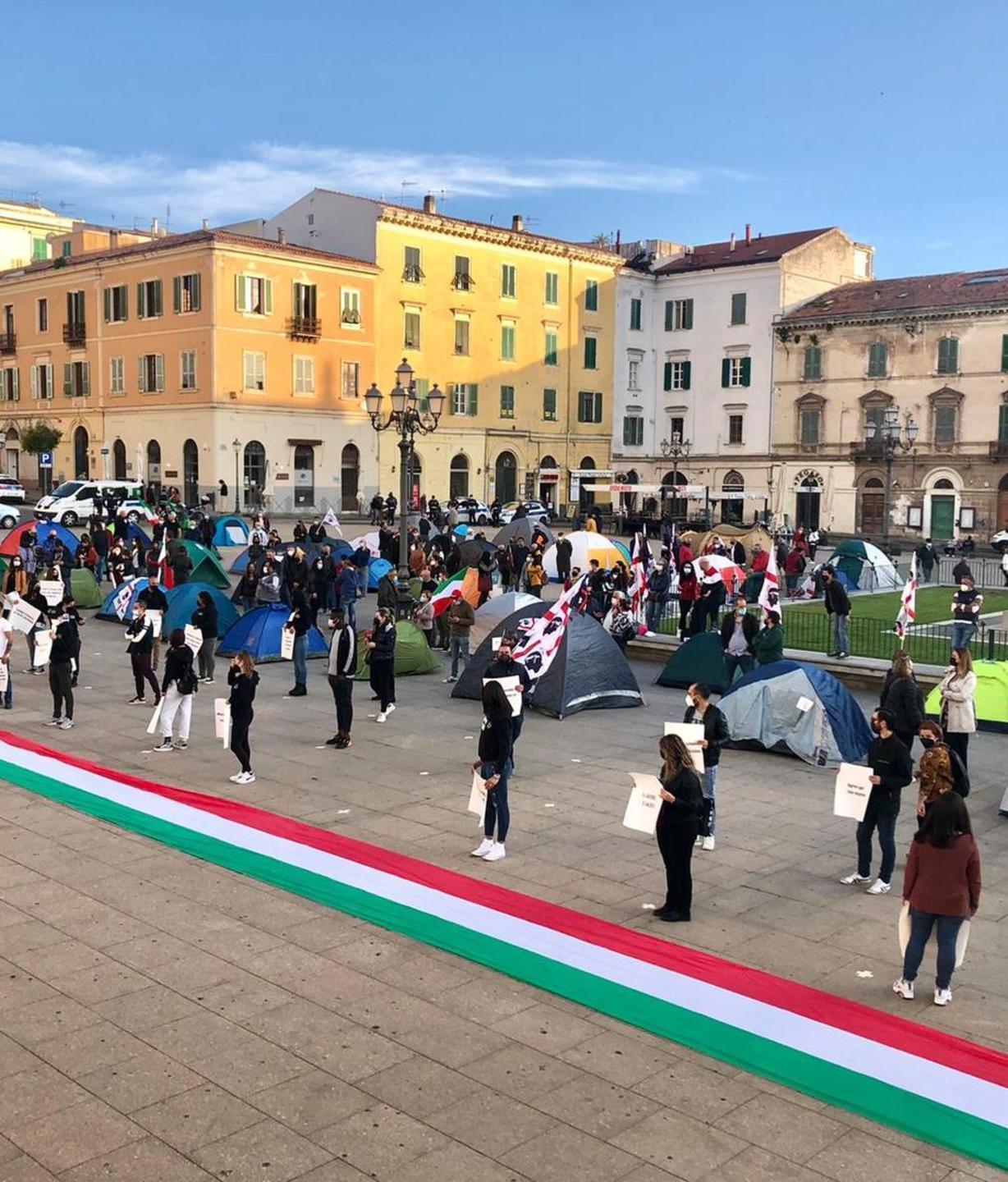 Tende in piazza con gli artisti 