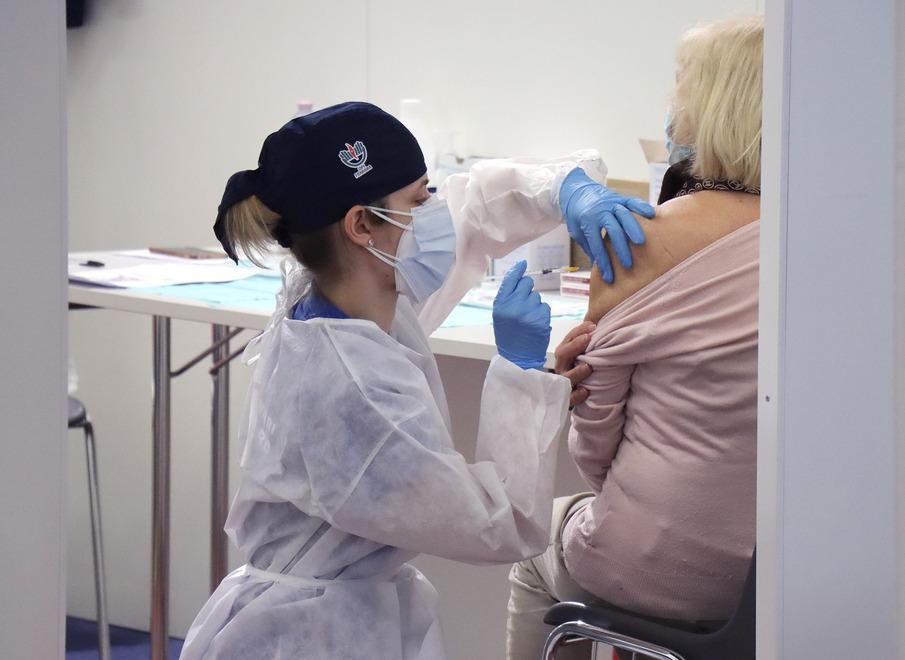 Covid, vaccinazioni in farmacia entro giugno 