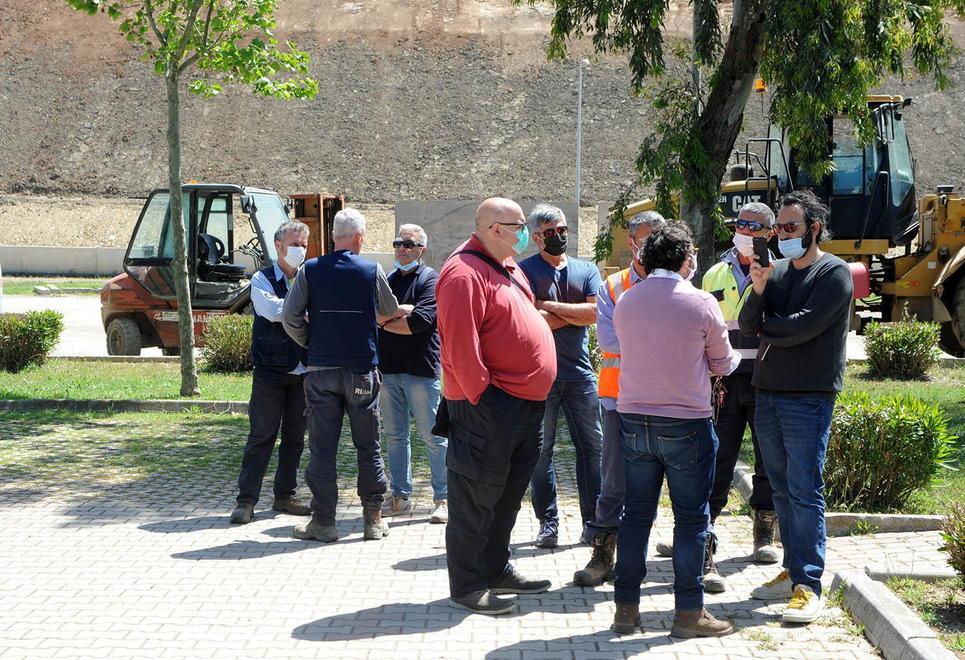 Un gruppo di lavoratori di Rimateria riuniti fuori dall'azienda mentre era in corso il cda (Foto Paolo Barlettani)