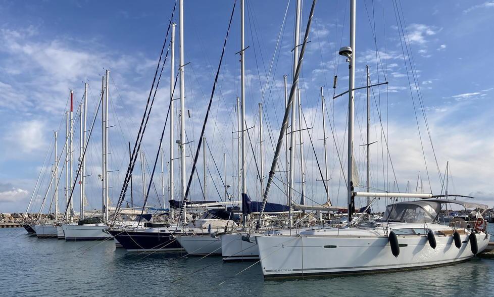 Imbarcazioni ormeggiate su una banchina del porto di Cecina (foto Falorni)